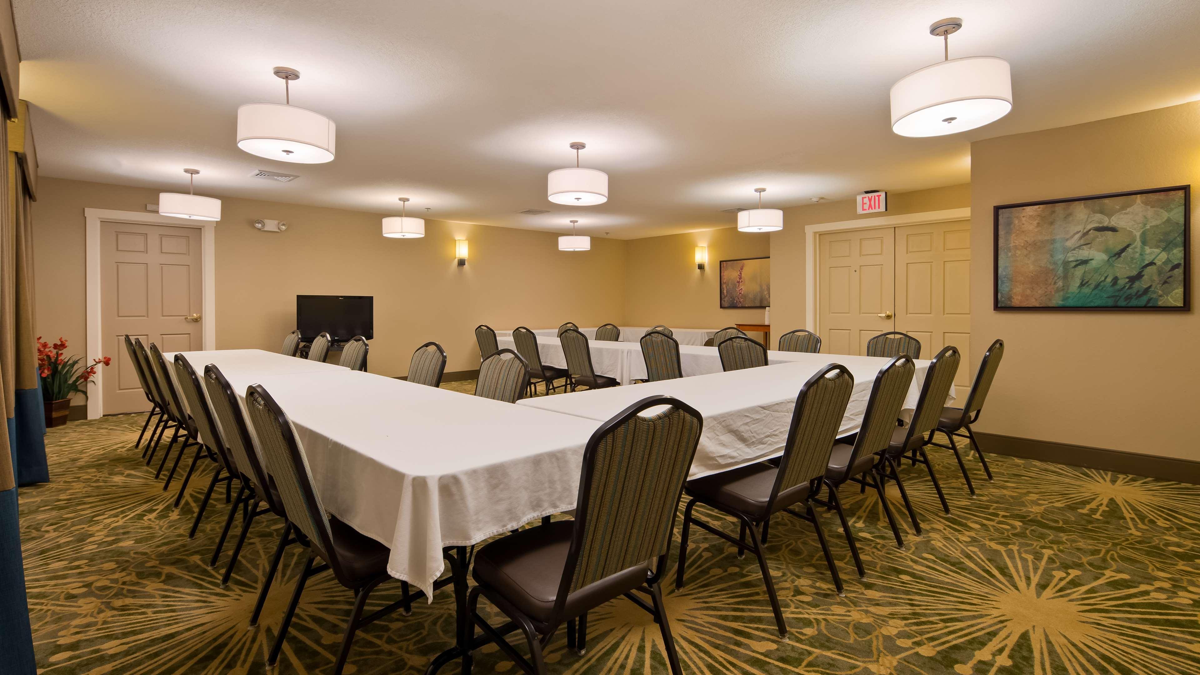 Best Western Plus Menomonie Inn & Suites Bagian luar foto